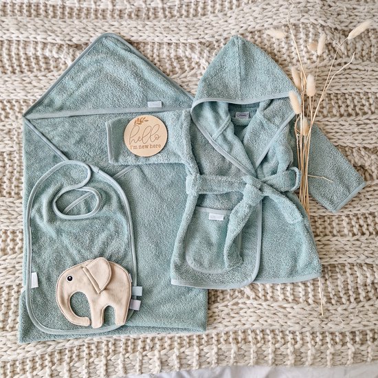Kraamcadeau giftbox essentials L oud groen - Jongen - Meisje - Unisex - Babygeschenkset - Baby cadeau - Kraammand van Little Bandits