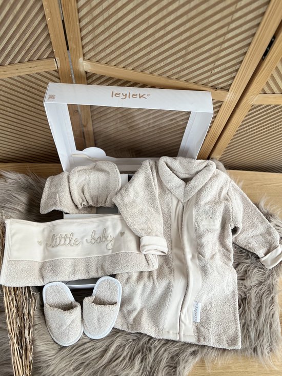 Kraamcadeau-giftbox-Luxe geschenkdoos-5 delige set- Baby pak -babyshower-unisex-meisje - jongen- vanaf geboorte tem 1 jaar- katoen-creme beige kleur van Merkloos