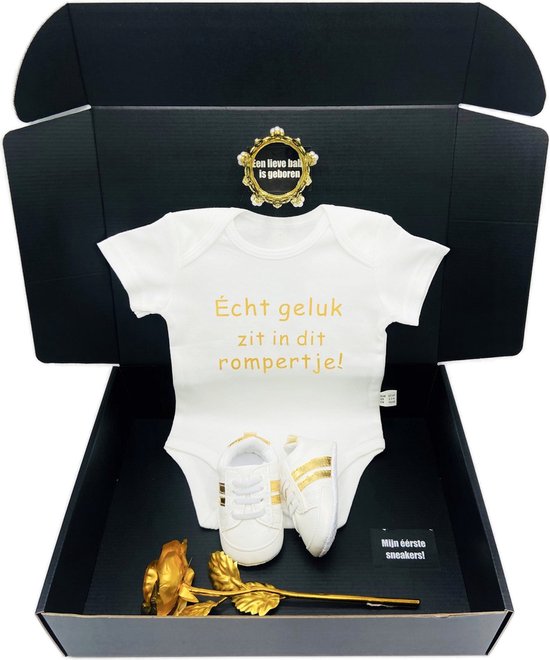 Kraamcadeau goud- kraamkado - met romper en babysneakers kraampakket - Rechtstreeks versturen als cadeau mogelijk van Foxy Feel.