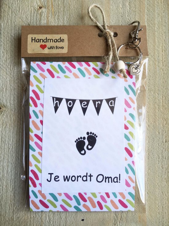 kraamcadeau, hoera je wordt oma, kadootje met babysokjes en sleutelhanger met bedelhart, verrassing, zwangerschap, zwanger, baby, van Q4ALL