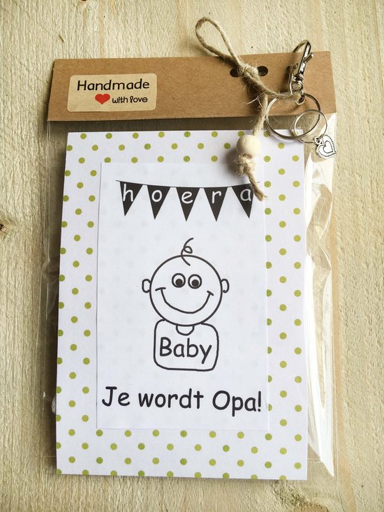 Kraamcadeau, hoera je wordt opa, kadootje met babysokjes en sleutelhanger met bedelhart, verrassing, zwangerschap, zwanger, baby, van MikoChi