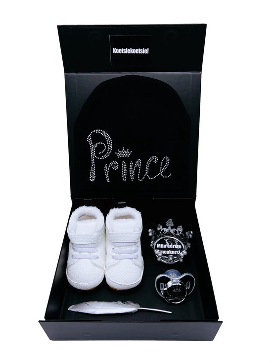 kraamcadeau - hoge babysneakers - mutsje - babyshower - kan ook rechtstreeks als cadeau worden verstuurd van Boogybook.