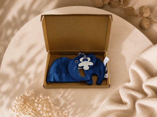 Kraamcadeau Jongen – Baby Mutsje met Speendoekje / speenkoord in Luxe Gouden Geschenkdoos – blauw – Origineel kraamcadeau