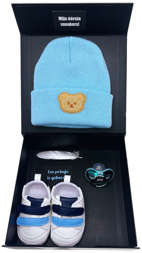 Kraamcadeau jongen, geboortegeschenk met babymuts, babyschoentjes en speen met de tekst prinsje - kan ook rechtstreeks als cadeau worden verstuurd