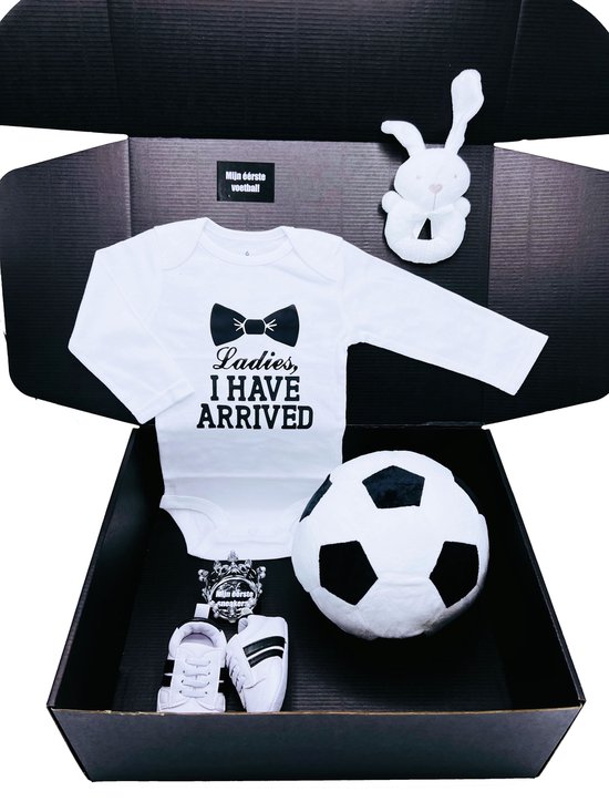 Kraamcadeau jongen, groot kraamcadeau met romper, babysneakers, rammelaar en voetbal, cadeau geboorte jongen met voetbal, kan ook rechtstreeks als cadeau worden verstuurd van De Kleine Auto