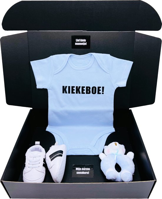Kraamcadeau jongen KIEKEBOE met blauwe romper, rammelaar en babyschoentjes, cadeau geboorte jongen, geboortegeschenk, kan ook rechtstreeks als cadeau worden verstuurd van KIEKEBOE