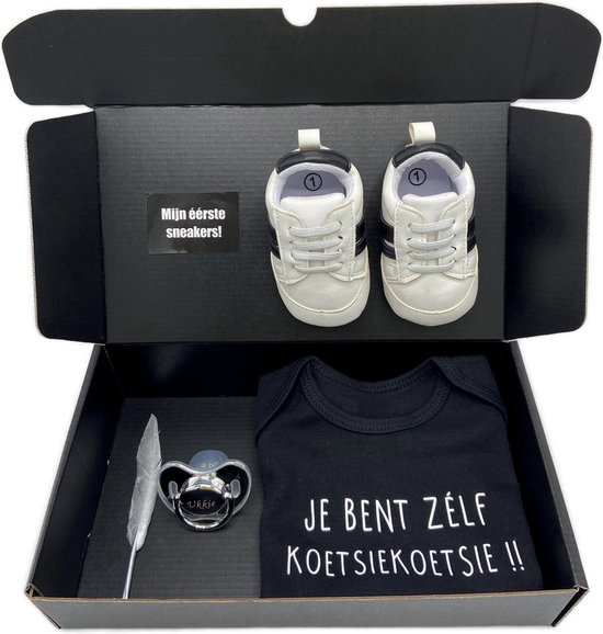 Kraamcadeau jongen - koetsiekoetsie - 2 maten - kraamcadeau unisex met romper babysneakers en metallic speen - Ook rechtstreeks te versturen met kaart van Koetsiekoetsie