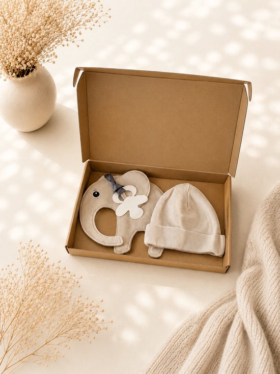 Kraamcadeau Jongen & Meisje – Baby Mutsje met Speendoekje in Luxe Gouden Geschenkdoos – beige – crème – neutraal – Origineel Kraamcadeau