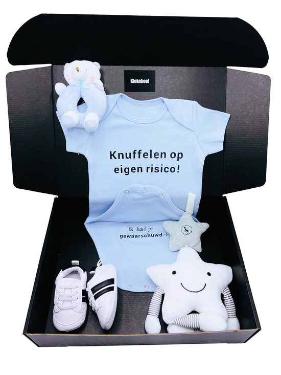 Kraamcadeau jongen met blauwe romper babysneaker en rammelaar - cadeau geboorte jongen - kan ook rechtstreeks worden verstuurd als cadeau van Yadoobaby