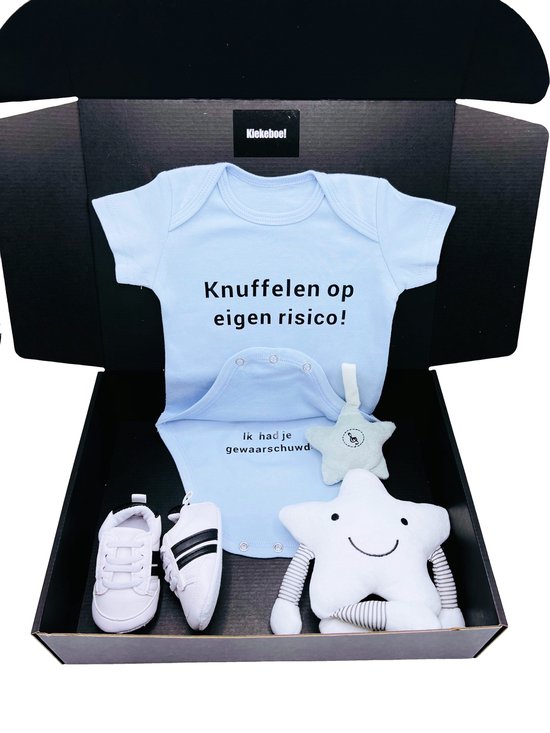 Kraamcadeau jongen met blauwe romper, babysneakers en muziekmobiel - cadeau geboorte jongen, kan ook rechtstreeks als cadeau worden verstuurd van Joybaby