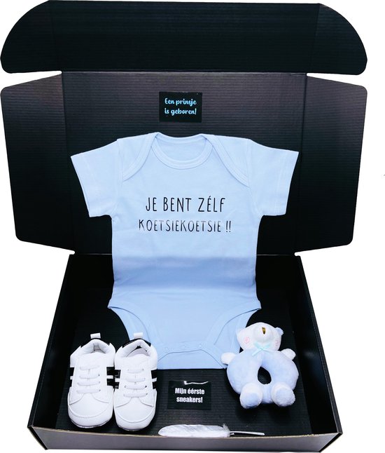 Kraamcadeau jongen met blauwe romper, babysneakers en pluche rammelaar - Koetsiekoetsie - kraamkado jongen van Koetsiekoetsie