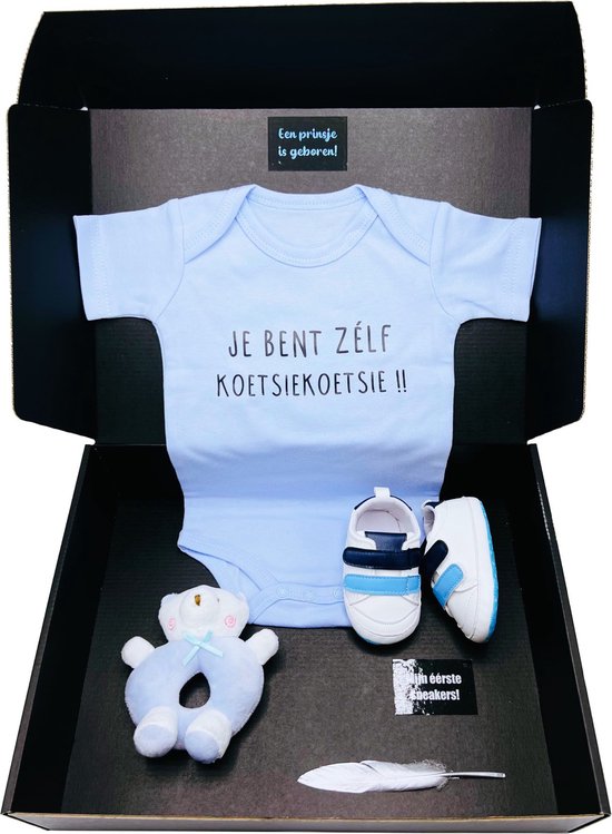 Kraamcadeau jongen met blauwe romper, babysneakers en rammelaar - 2 maten - kan ook rechtstreeks als cadeau worden verstuurd, cadeau geboorte jongen, geboortegeschenk jongen van Merkloos