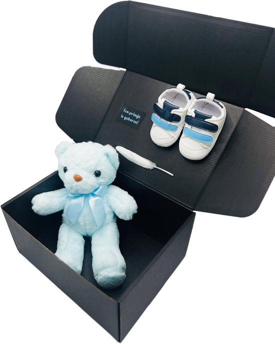 Kraamcadeau jongen met blauwe teddybeer en eerste babysneakers - kan ook rechtstreeks als cadeau worden verstuurd van Mikoetjes