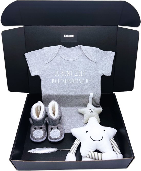 Kraamcadeau jongen met grijze romper, babypantoffels en muziekmobiel knuffel, kan ook rechtstreeks als cadeau worden verstuurd, cadeau geboorte jonngen van LPCreationdesign.