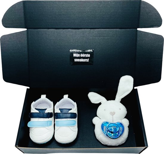 Kraamcadeau jongen met rammelaar, babyschoentjes en fopspeen - kan ook rechtstreeks als cadeau van De Merkboer