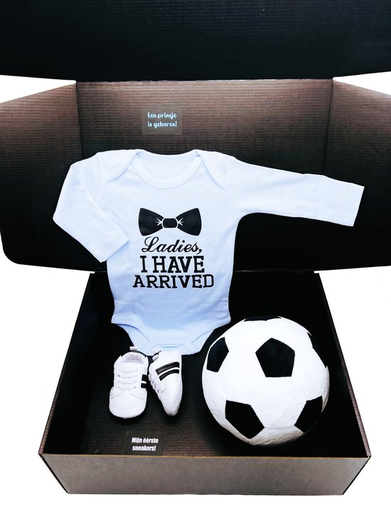 Kraamcadeau jongen - met romper en voetbal en babysneakers - kan ook rechtstreeks worden verstuurd - ladies I have arrived van Merkloos