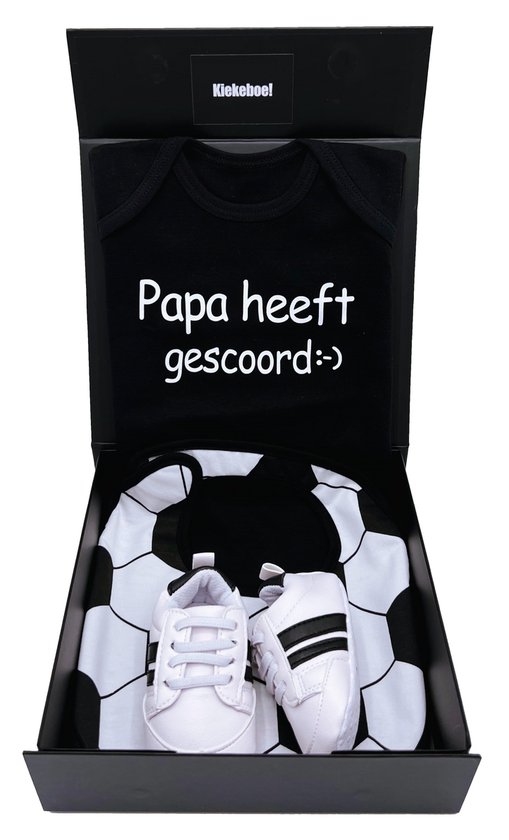Kraamcadeau jongen met romper, voetbal slab en schoentjes sneakers - kan ook rechtstreeks als cadeau worden verstuurd van De Kleine Banaan