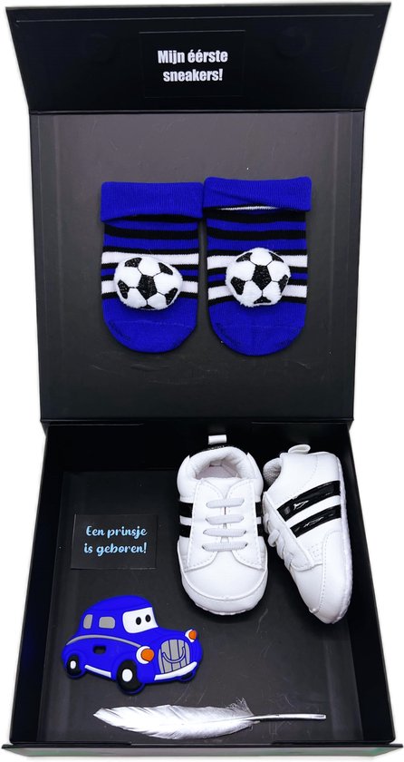 Kraamcadeau jongen met voetbalsokjes, babyschoentjes en bijtring auto - kan ook rechtstreeks als cadeau worden verstuurd - kraamkado jongen - kraampakket - babyshower van Merkloos
