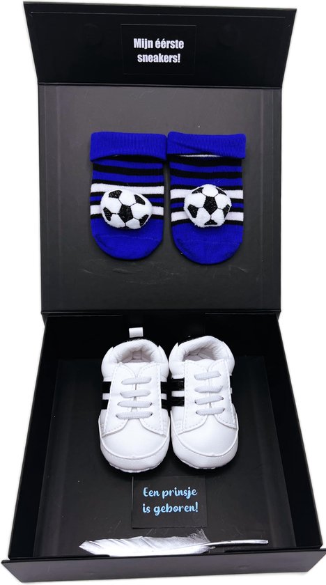 Kraamcadeau jongen met voetbalsokjes en babysneakers - kan ook rechtstreeks worden verstuurd - kraamkado jongen - kraamcadeau voetbal van Bulyxx