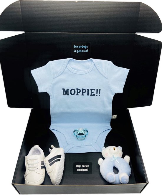 Kraamcadeau jongen - MOPPIE - romper - speen - rammelaar - baby sneakers - ook rechtstreeks versturen is mogelijk van Moppie