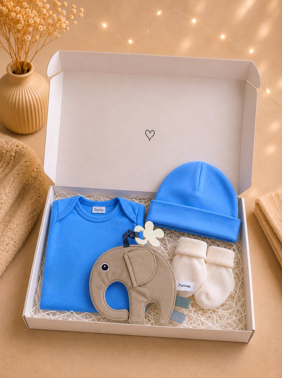 Kraamcadeau Jongen origineel – Luxe Baby Giftset in Brievenbusdoos – Rompertje, Babymutsje, Sokjes & Knuffel/Tutpop Olifant – Perfect Babyshower & Gender Reveal Cadeau