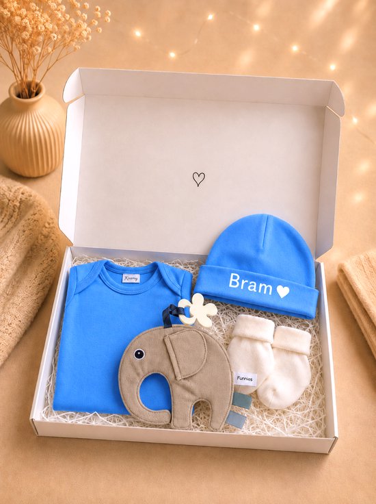 Kraamcadeau Jongen origineel met naam – Luxe Baby Giftset gepersonaliseerd en ingepakt in kadopapier – Rompertje, Babymutsje, Sokjes & Knuffel/Tutpop Olifant – Perfect Babyshower & Gender Reveal Cadeau