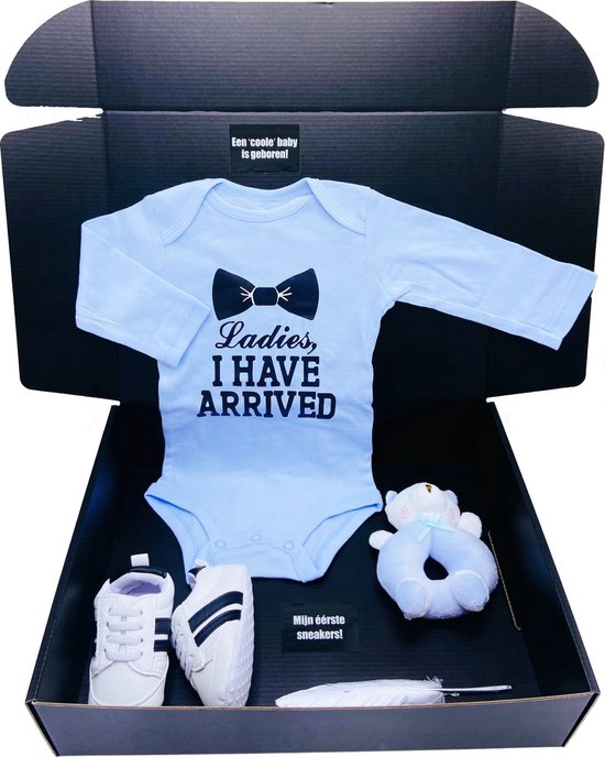 Kraamcadeau jongen - romper, babysneakers en rammelaar - cadeau geboorte jongen - geboortegeschenk- Kan ook rechtstreeks worden verstuurd - jongen van Merkloos