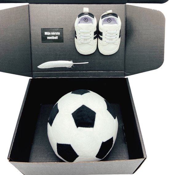 Kraamcadeau Jongen Voetbal - Babysneakers en Knuffel Voetbal - Geboortecadeau / Babyshower Cadeau van Merkloos