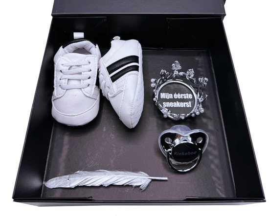 Kraamcadeau Jongen - Witte Babysneakers met Zwarte Strepen & Speen - Mijn Eerste Sneakers - Geboortecadeau van Merkloos