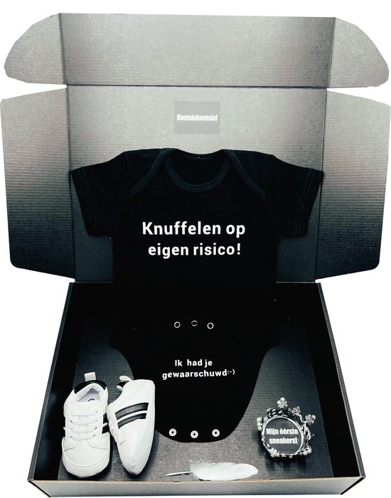 Kraamcadeau jongen, zwarte romper, babysneakers, kan ook rechtstreeks als cadeau worden verstuurd - cadeau geboorte jongen, geboortegeschenk jongen van Merkloos