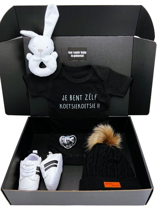 Kraamcadeau Koetsiekoetsie - romper - babysneakers - rammelaar - 2 maten - speen - mutsje - rechtstreeks versturen als cadeau mogelijk van Koetsiekoetsie