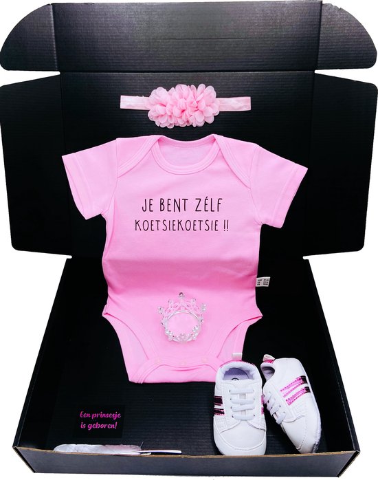 Kraamcadeau koetsiekoetsie - romper en sneakers - 2 maten leverbaar - babyshower - ook rechtstreeks te versturen van Koetsiekoetsie