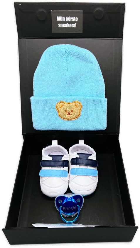 Kraamcadeau, kraamcadeau jongen - blauwe babymuts, baby schoentjes en speen - kan ook rechtstreeks worden verstuurd van De Gele Flamingo.
