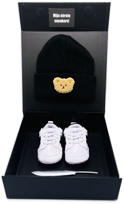 Kraamcadeau, kraamcadeau jongen met babymutsje en babyschoentjes, babysneakers - diverse maten leverbaar, kan ook rechtstreeks worden bezorgd als cadeau van Hotpink.