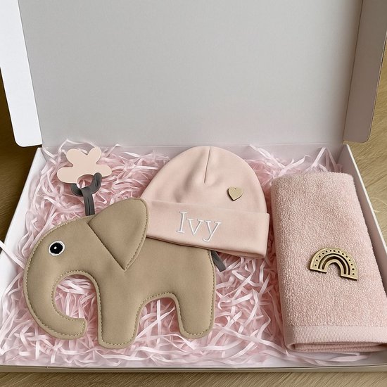 Kraamcadeau Meisje – Babyshower Cadeau & Gender Reveal Gift Box – Baby Cadeau Set met Mutsje met naam gepersonaliseerd, Spuugdoekje & Tutpop roze van Merkloos