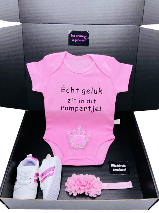 Kraamcadeau meisje - kraampakket met romper haarband en baby sneakers - ook rechtstreeks te versturen met boodschap - echt geluk zit in dit rompertje van Luckits.