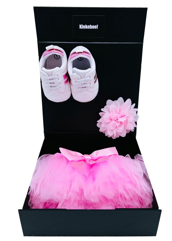 Kraamcadeau meisje met babysneakers en baby petticoat - ook rechtstreeks als cadeau te versturen van Kartonnenhuis