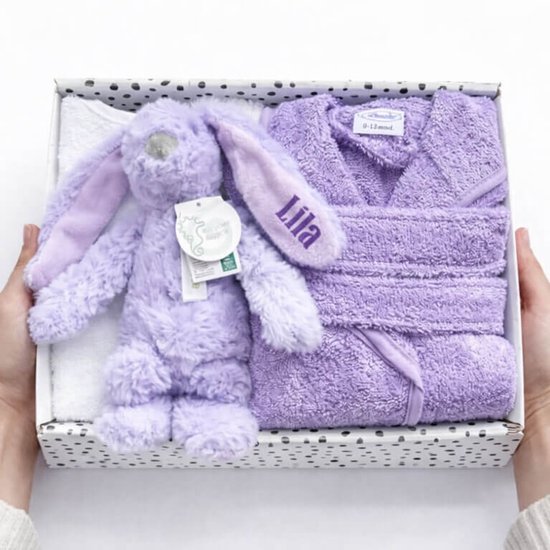 Kraamcadeau Meisje met Naam – Lila Cadeaubox met Badjasje en Knuffel