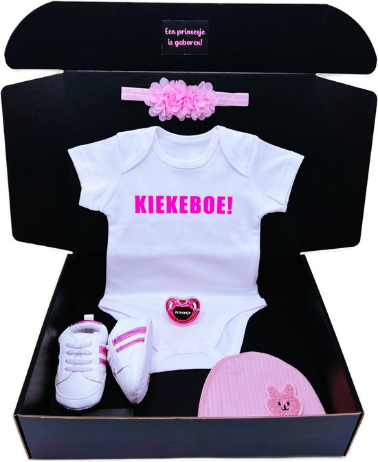Kraamcadeau meisje met romper, babymuts, babyhoofdband, babyschoentjes en speen - kan ook rechtstreeks als cadeau worden geleverd van Funnies.