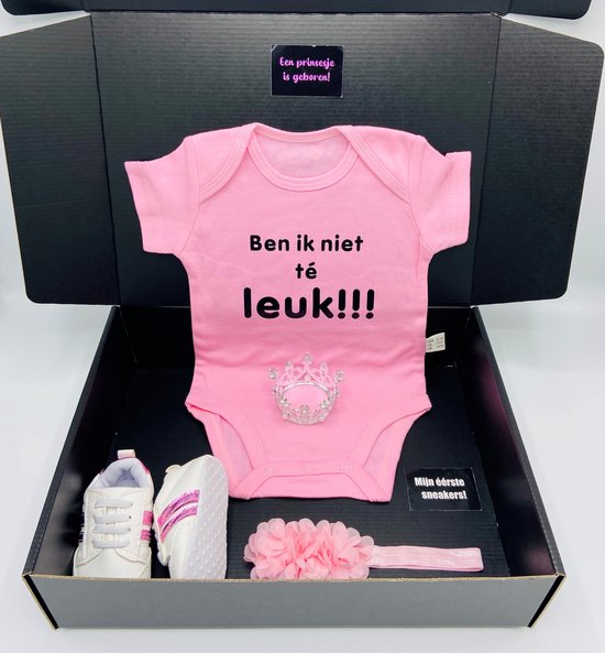 Kraamcadeau meisje met romper babysneakers en hoofdband -  Ben ik niet te leuk - groot kraampakket - kraamkado meisje met haarband - ook rechtstreeks versturen met kaart mogelijk van Beebielove
