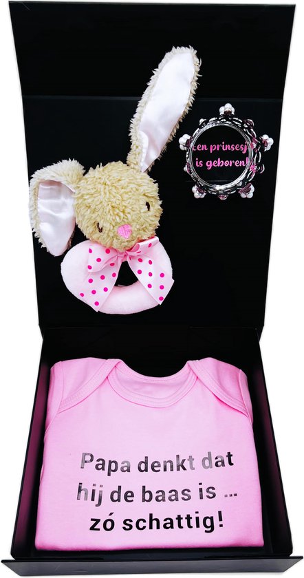 Kraamcadeau meisje met roze romper en rammelaar - cadeau geboorte meisje, kan ook rechtstreeks als cadeau worden verstuurd van MikoBella