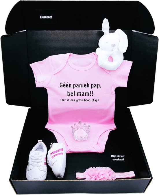 Kraamcadeau meisje - met roze romper, rammelaar, babyschoentjes en hoofdband- kan ook rechtstreeks als cadeau van Hodiho! Kids.