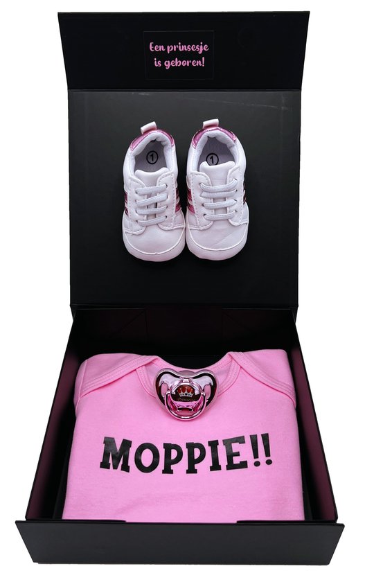 Kraamcadeau meisje met roze romper, speen en babysneakers - cadeau geboorte meisje, kan ook rechtstreeks als cadeau worden verstuurd van Boogyboo Cadeau.