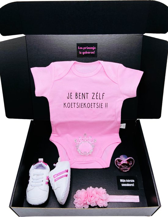 Kraamcadeau meisje- roze koetsiekoetsie - baby sneakers en romper - Rechtstreeks versturen ook mogelijk -babyshower van Koetsiekoetsie