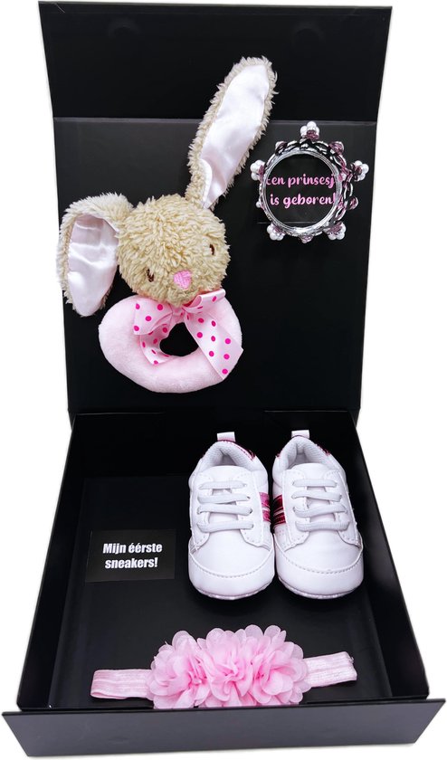 Kraamcadeau meisje roze - met rammelaar en babysneakers - cadeau geboorte meisje - kan ook rechtstreeks als cadeau worden verstuurd - kraampakket van Lief! Lifestyle