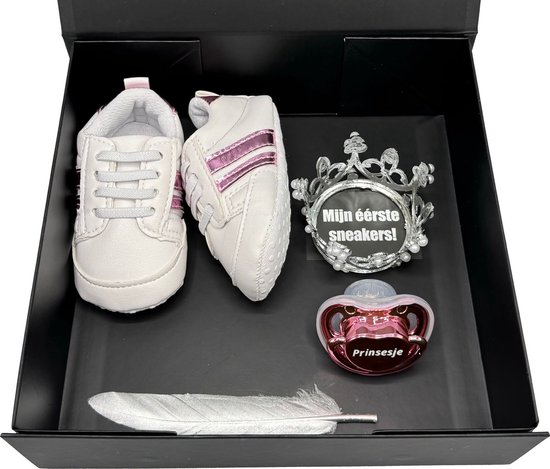 Kraamcadeau Meisje - Witte Babysneakers met Roze Strepen & Speen - Mijn Eerste Sneakers - Geboortecadeau van Merkloos