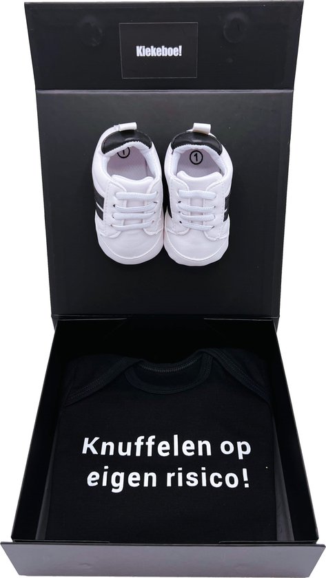 Kraamcadeau met romper en baby sneakers in magneetdoos - kan ook rechtstreeks als cadeau worden gestuurd van BamBam