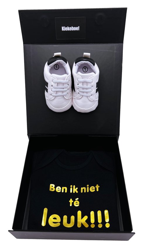 Kraamcadeau met romper, speen en babysneakers - kan ook rechtstreeks als cadeau worden verstuurd van Funnies.