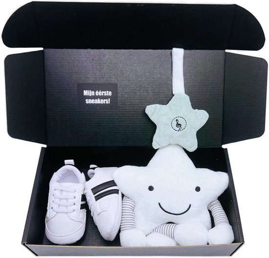 Kraamcadeau Muziekmobiel Sneakers Wit - kraamkado jongen met sneakers, knuffel met muziek en speelgeluid - rammelaar - zwangerschap cadeau