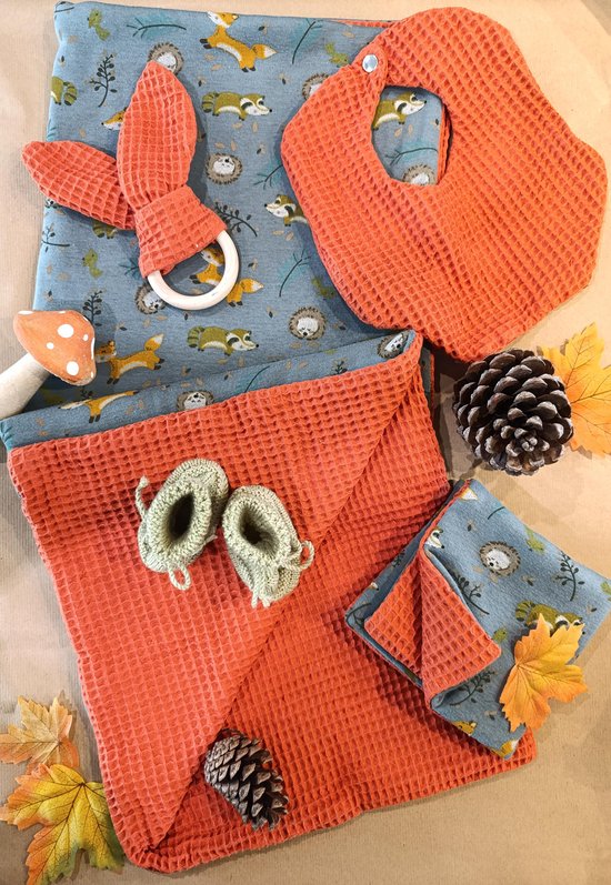 Kraamcadeau newborn bosdiertjes - kraamcadeau herfst - bijring - baby dekentje van Pinkelotje.